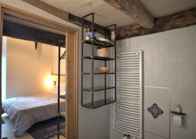 salle de bain hébergement gîte familial lozère 4 personnes côté cour