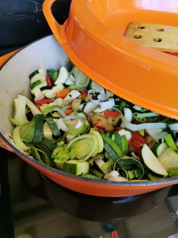 préparation culinaire un petit plat qui mijote
