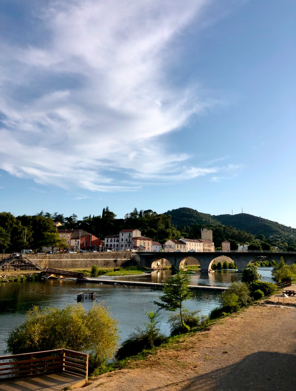 ville d'Alès-vue Gardon Une vue d'Alès depuis le bord du Gardon.
