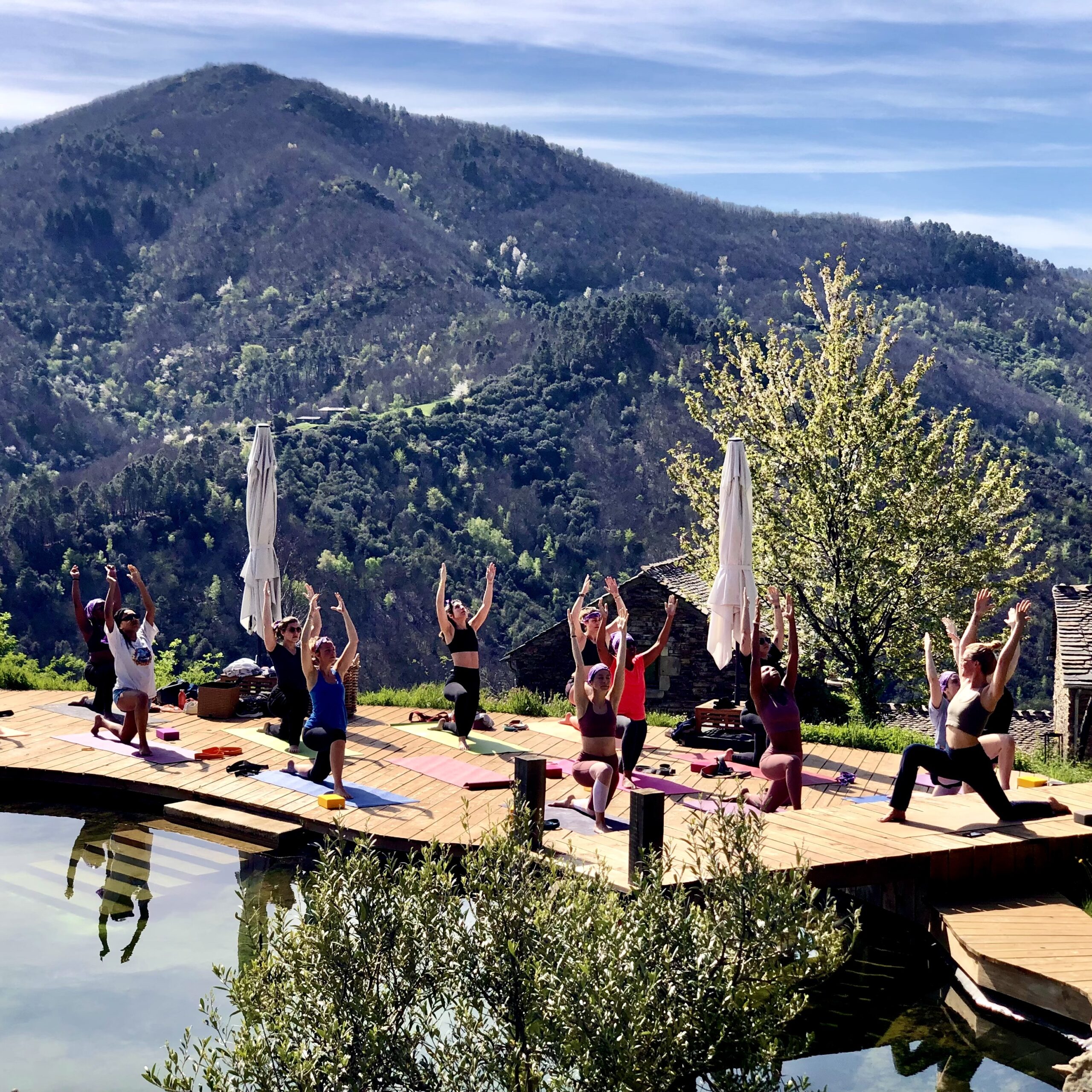 IMG_7141 séance de yoga au bord de la piscine dans les Cévennes