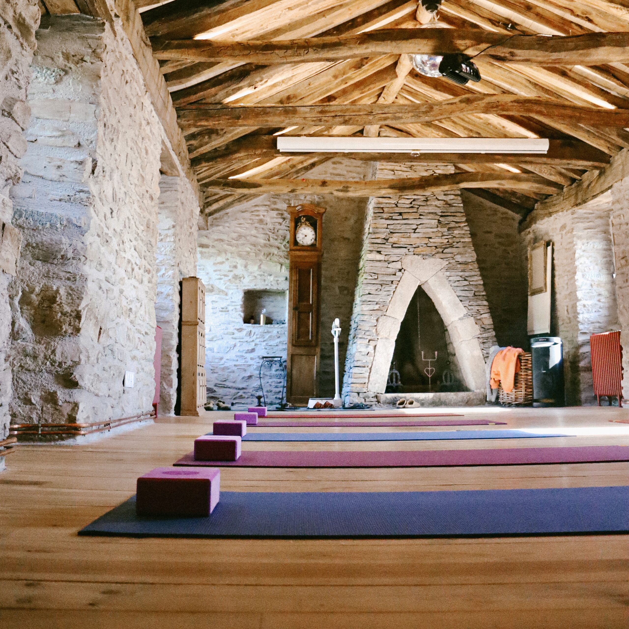 aménagement de la salle de pratique en salle de yoga