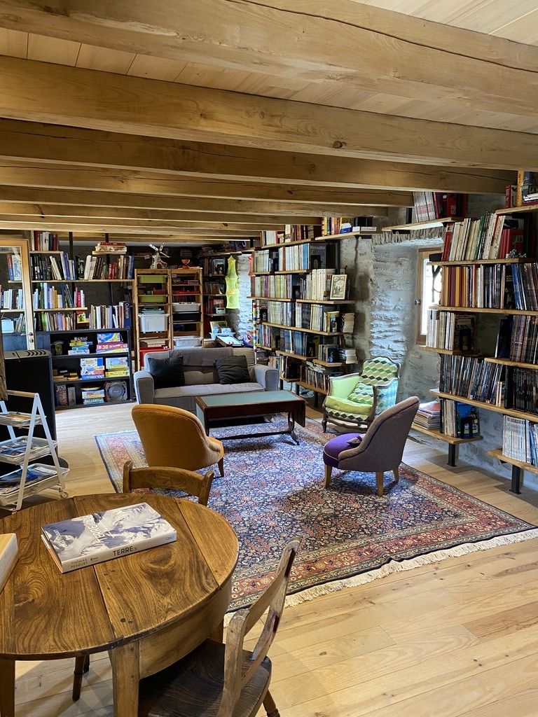 La bibliothèque offre un espace de détente cocooning et idéal pour le travail en sous-groupe