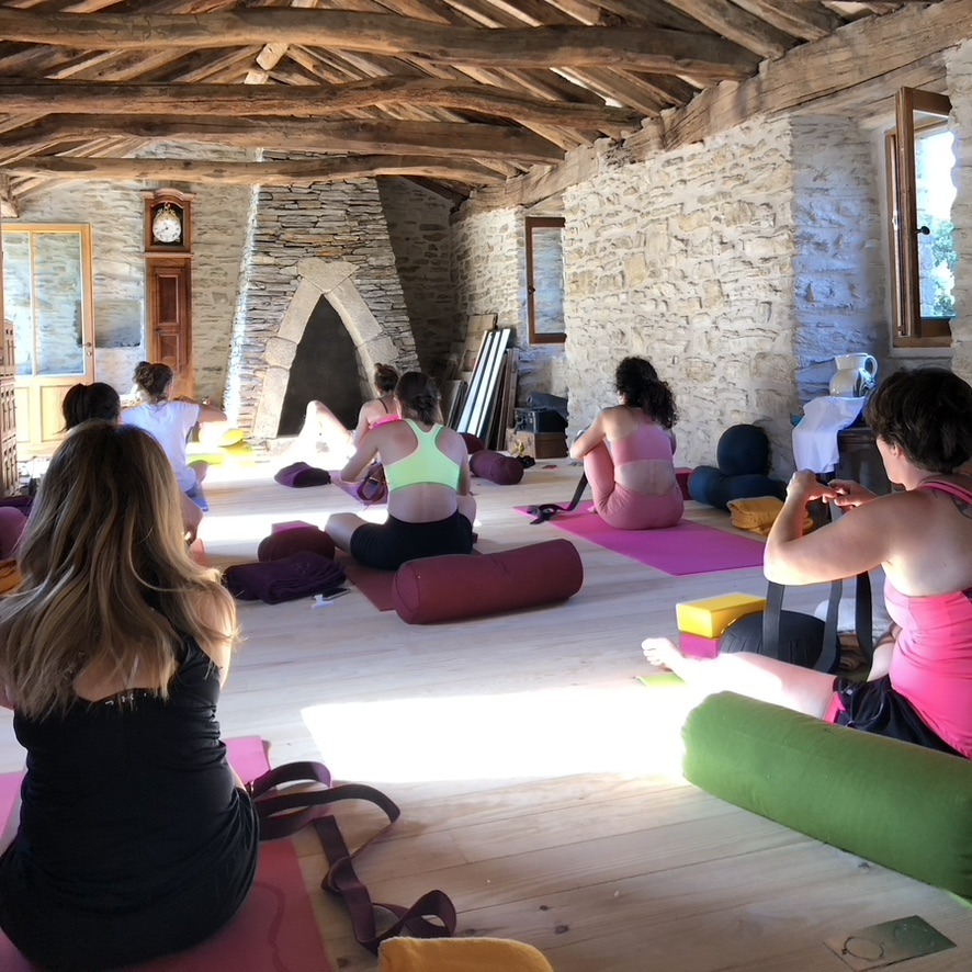 séance de yoga en plein air, au bord de la piscine naturelle