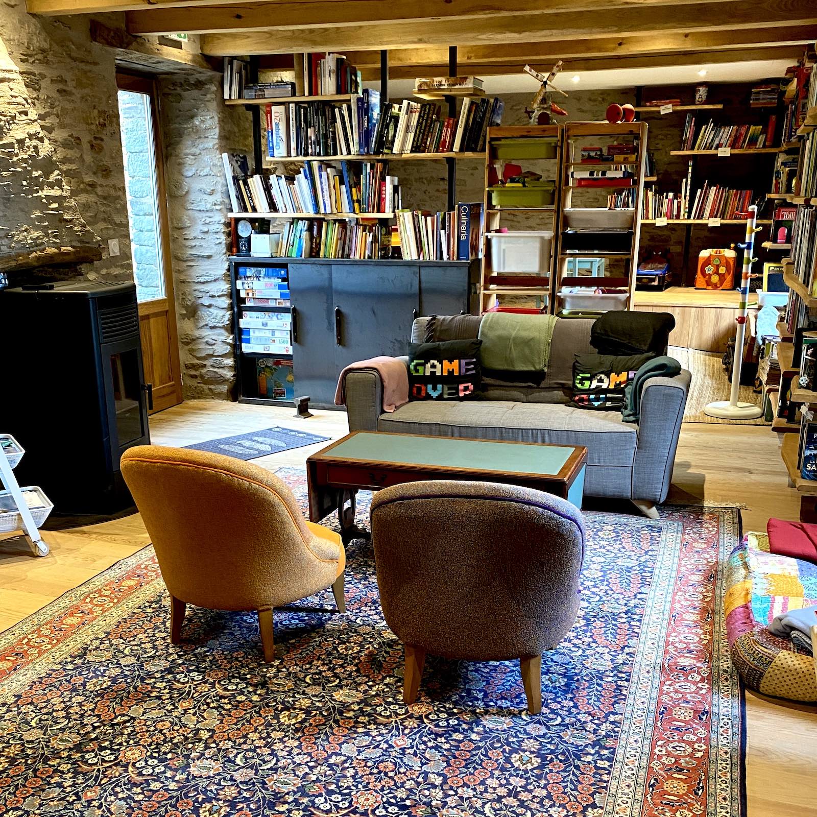 bibliothèque du domaine le verdier en automne dans les Cévennes