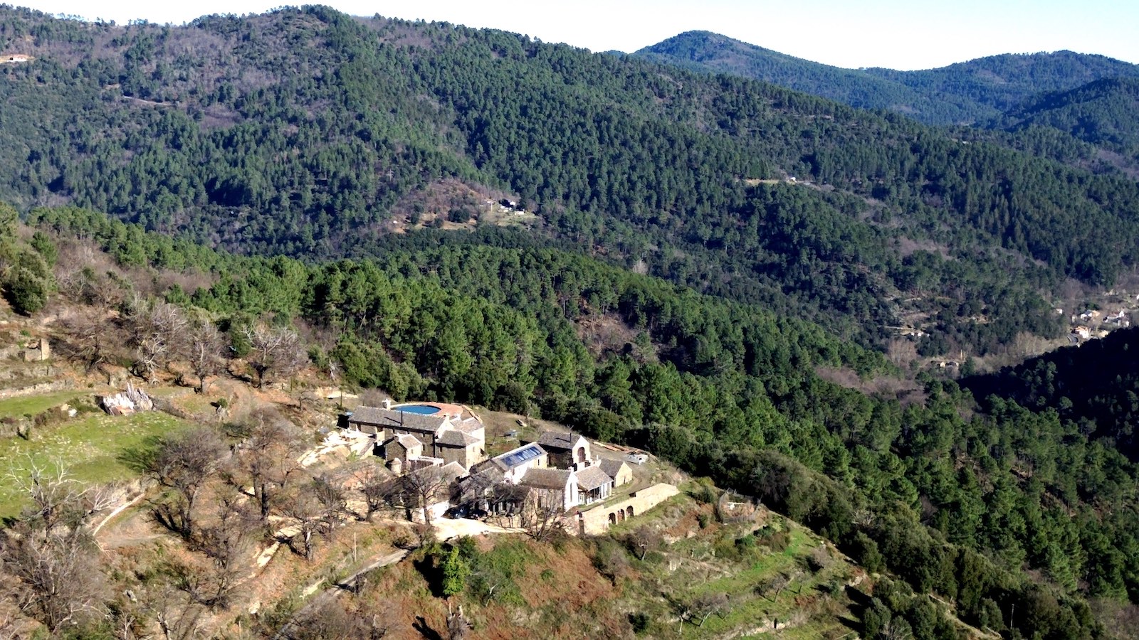 le domaine Le Verdier vu aérienne, champs, forêt et montagnes cévenoles