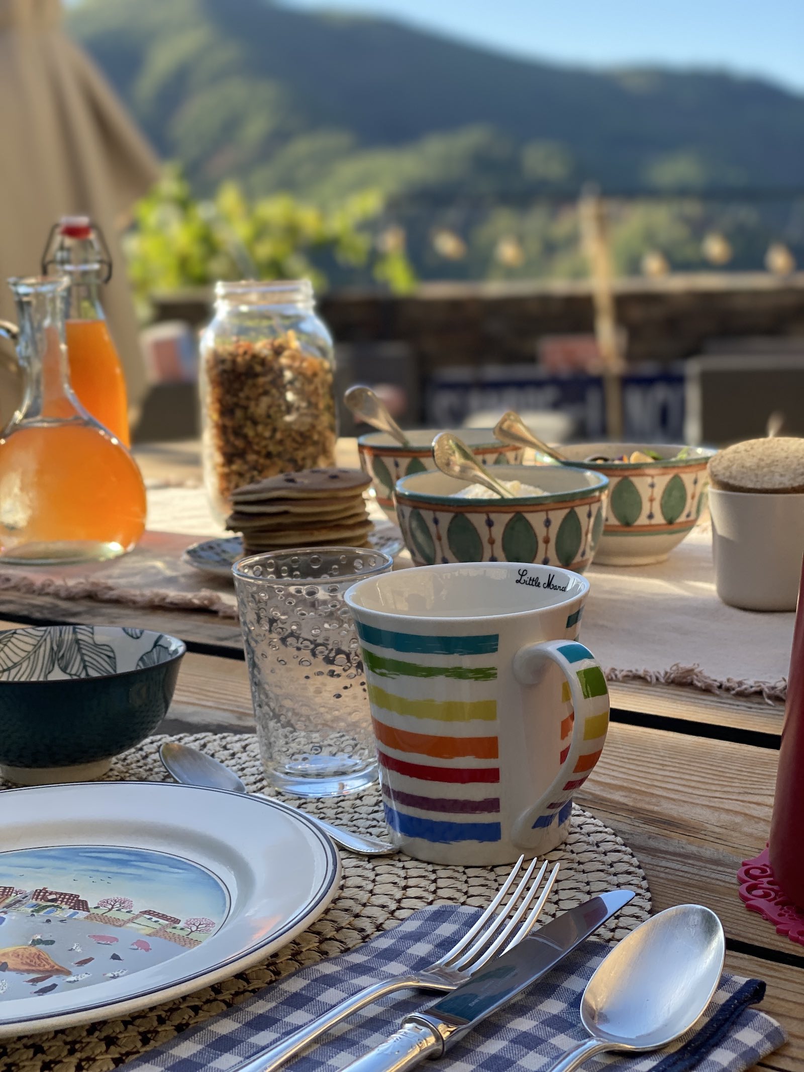 table de petit dejeuner dans les Cévennes au Domaine le Verdier